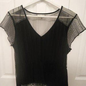 DRESSY HOLIDAY TOP.  PERFECT FOR THE HOLIDAYS!